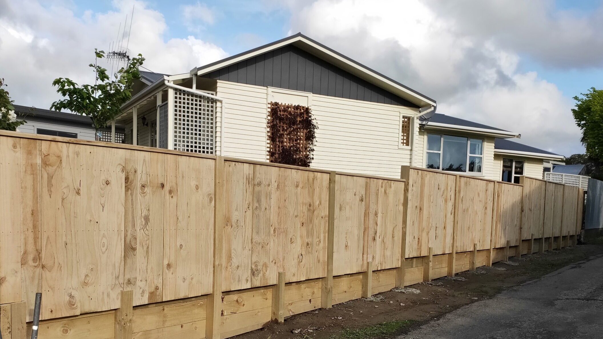 fence ontop of retaining wall 2 scaled e1654206909838